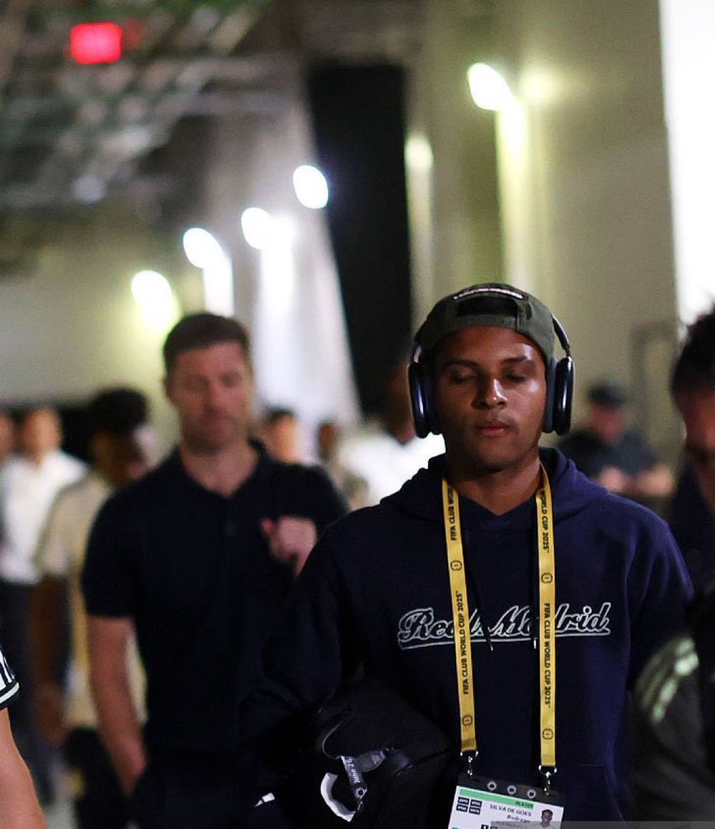 🎧 يبدو أن رودريغو يستمع إلى أغانٍ حزينة!