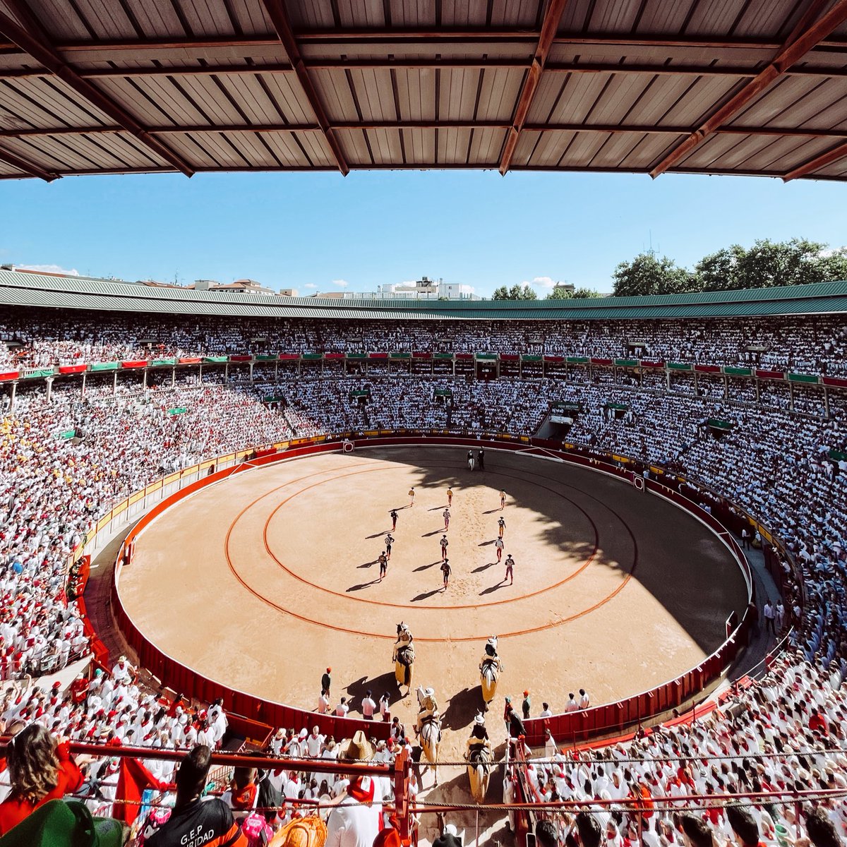 Como se puede apreciar en las fotos esto nos gusta a cuatro gatos...
San Fermín es conocido en el mundo entero por EL TORO! Sinvergüenzas.