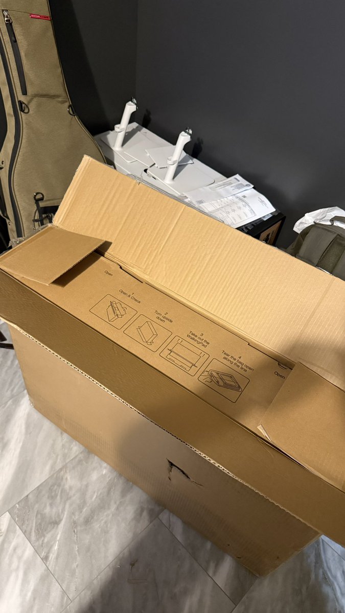 JBerri0s's tweet image. About to open up my first desk treadmill. This one is foldable.

#fitdev