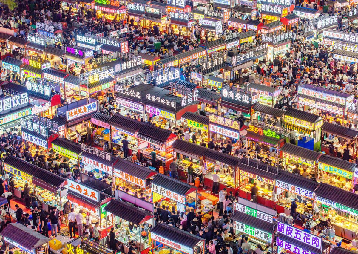 #ChinaTravel The Zhengding Night Market in Zhengding county, #Shijiazhuang, North China's #Hebei province, has once again become a major attraction, drawing large crowds and online attention.

Covering over 10,000 square meters with more than 600 stalls, the market offers a vast