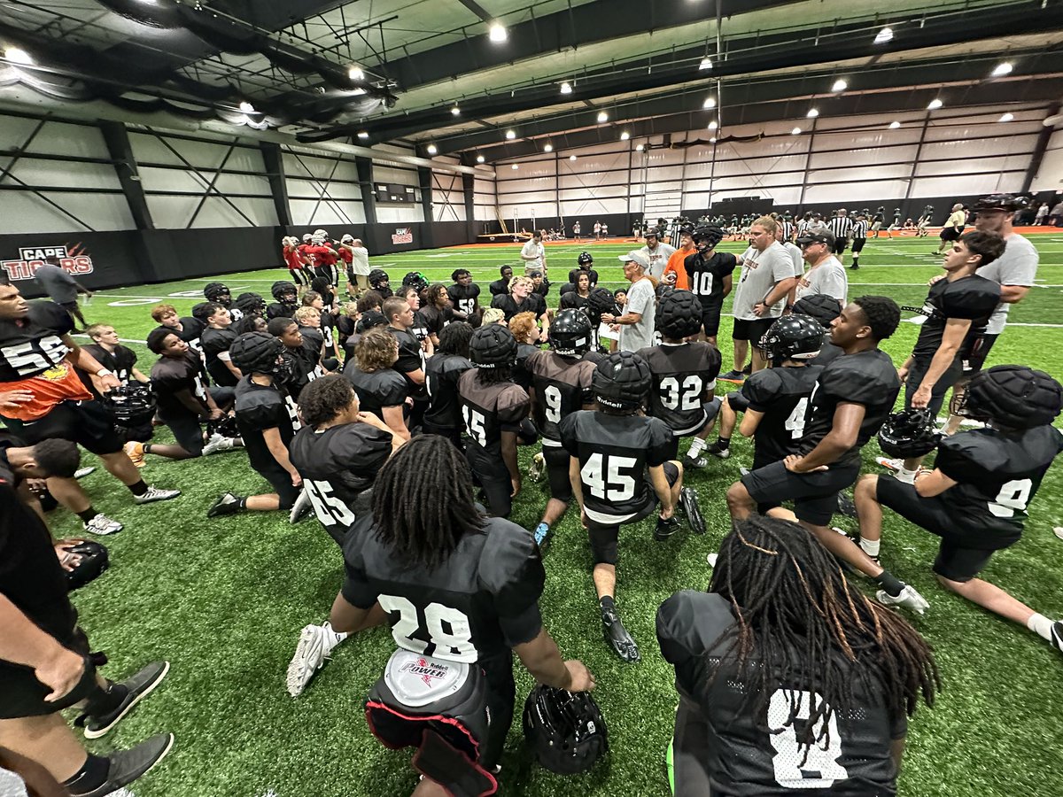 CHS_Tiger_FB's tweet image. Wrapped up June with a great day at contact camp! Proud of our guys for battling through the heat all week and thankful for our top-notch indoor facility today. Huge shoutout to Pville, Dexter, and Fredericktown for coming out and competing! Back at itJuly 8th. #WeAreCT #WorkWins