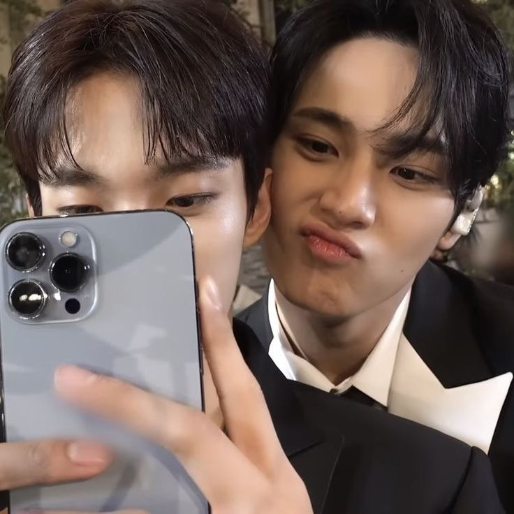 seokgyu as random messages - a thread

this is very self-indulgent but it's also for flo <3
