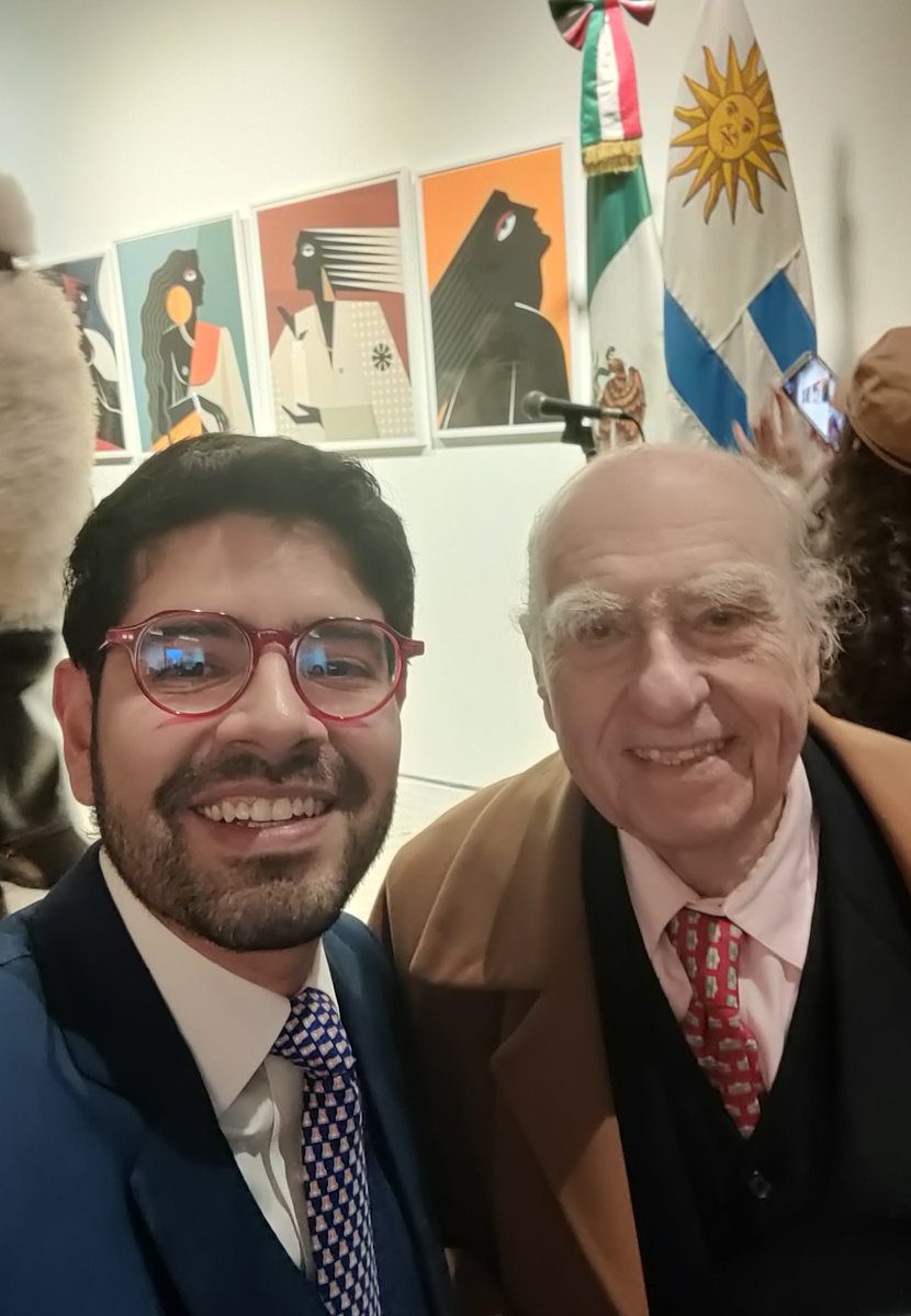 Algunos días el expresidente Sanguinetti viene a <a href="/EmbaMexUru/">EmbaMex Uruguay</a>. 

Hoy fue uno de ellos, en el marco de la inauguración de la muestra "Resonancias" organizada con #Cultus.