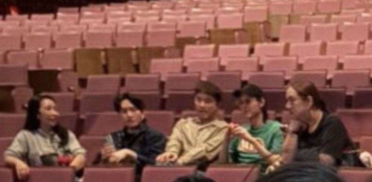 เมื่อวานพี่แอนก็ไปดูละครเวทีด้วย แต่พอมองเลยไป เสื้อเขียวข้างหลังนั่นคุ้นตาจังคั้บ 🙈🤣 #bbillkin #บิวกิ้น