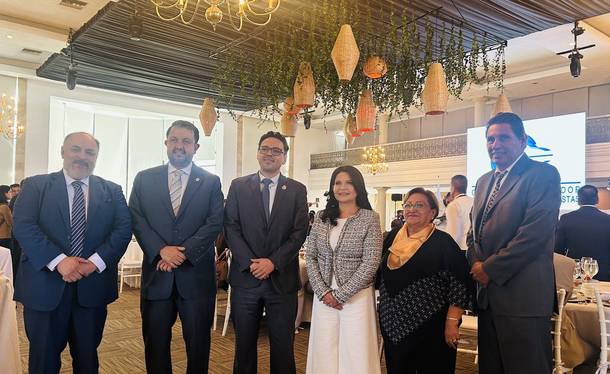 Acompañé a Victor Sánchez  Presidente del <a href="/CAbogadosLeon/">Colegio de Abogados de León Guanajuato A.C.</a> a la toma de protesta del Consejo del Colegio de Profesionistas que les hizo la Presidenta Municipal <a href="/AleGutierrez_mx/">𝗔𝗹𝗲 𝗚𝘂𝘁𝗶𝗲́𝗿𝗿𝗲𝘇</a> 

Fue un gusto saludar a tantos profesionistas destacados de nuestro Municipio.