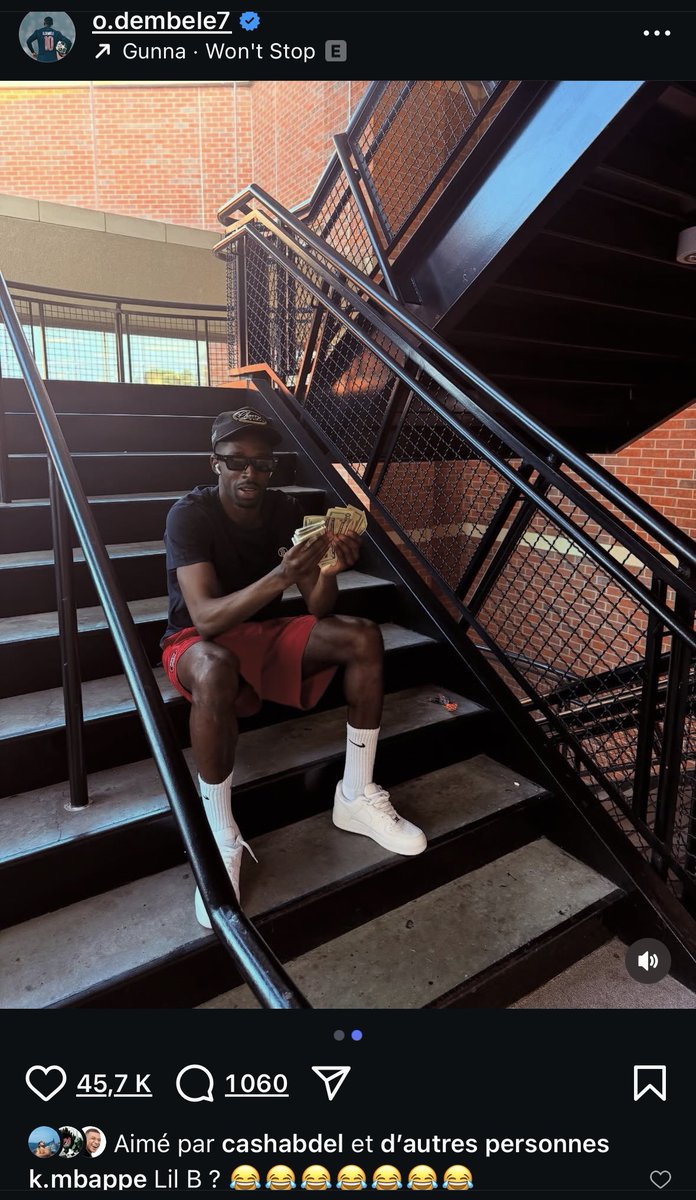 LMDPSG's tweet photo. Ousmane qui joue les ricains avec ses billets sur son dernier post 🤣🇺🇸 https://t.co/qjPnOlri0m