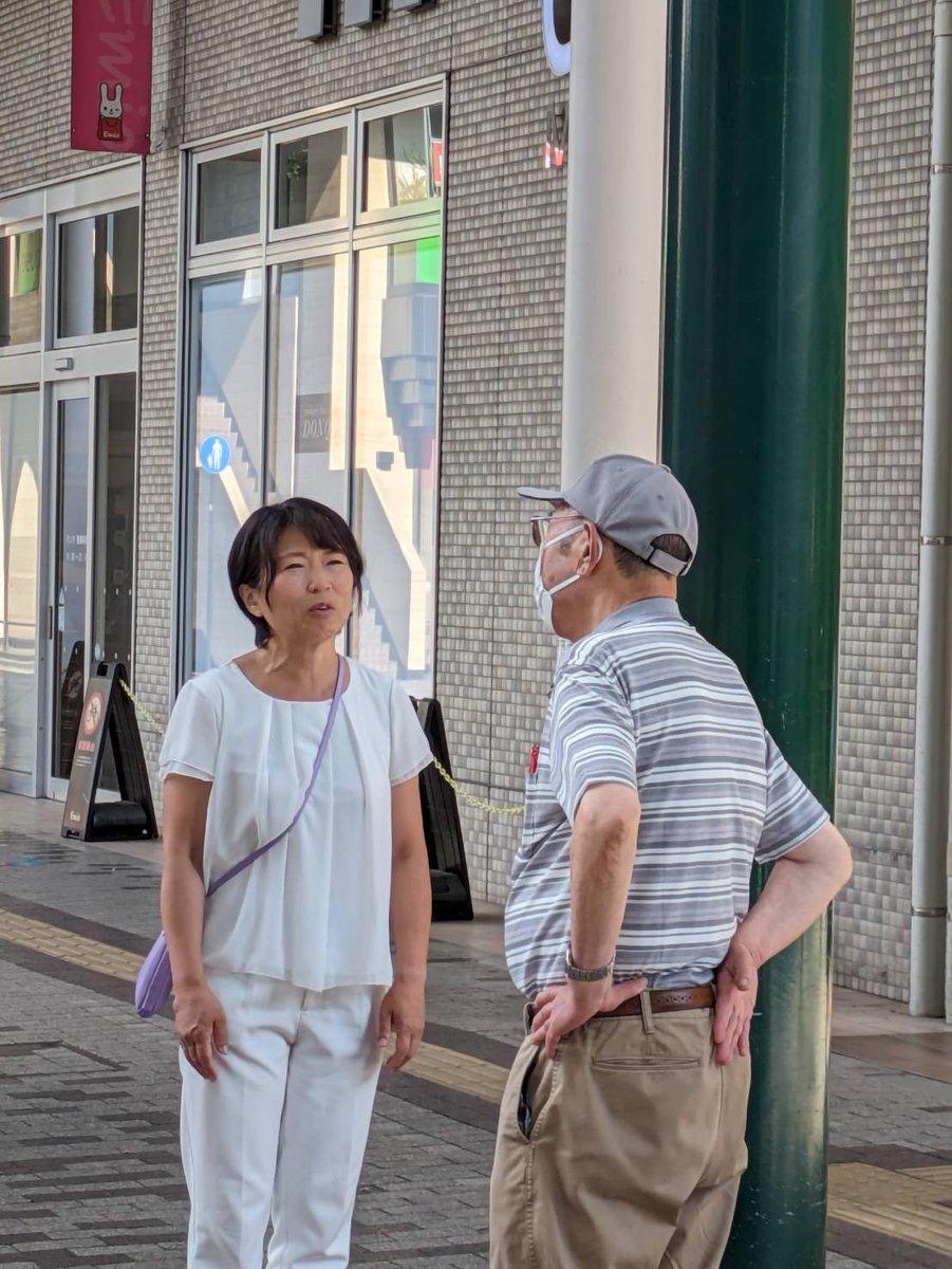 0516mariko's tweet image. この一週間、朝駅前にてご挨拶を、今日は武蔵境駅南口にて立ちました。池田三鷹市議、小林市議が一緒に立ってくれました。
多くの市民の方々からは「小池都政NOの都議が武蔵野市の代表になったら大丈夫なのか?野党は小池都政に反対するしかないと聞いた」
その通りです。…