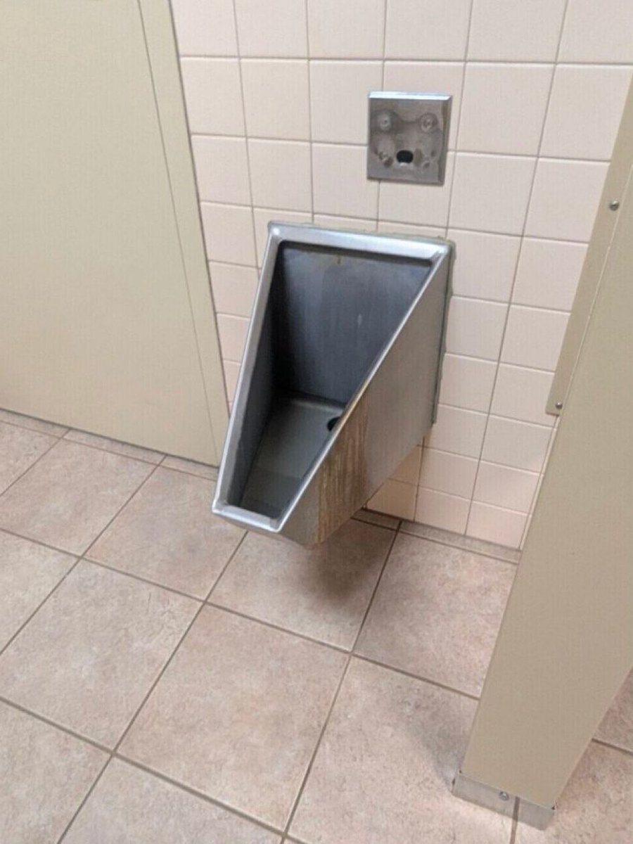 finally saw a cybertruck in person