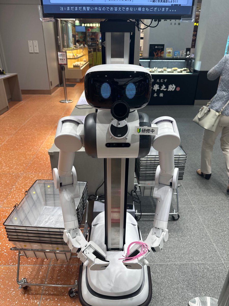 有給使い切ってちょ〜だいってタケモトピアノ風に上司に言われたから急遽お休みになった！
秋葉原アトレ来たけどミリオンライブメガネキャラで揃っててJINSの宣伝かなって思った🤣
秋葉原の謎ロボットくんいつもありがとう。