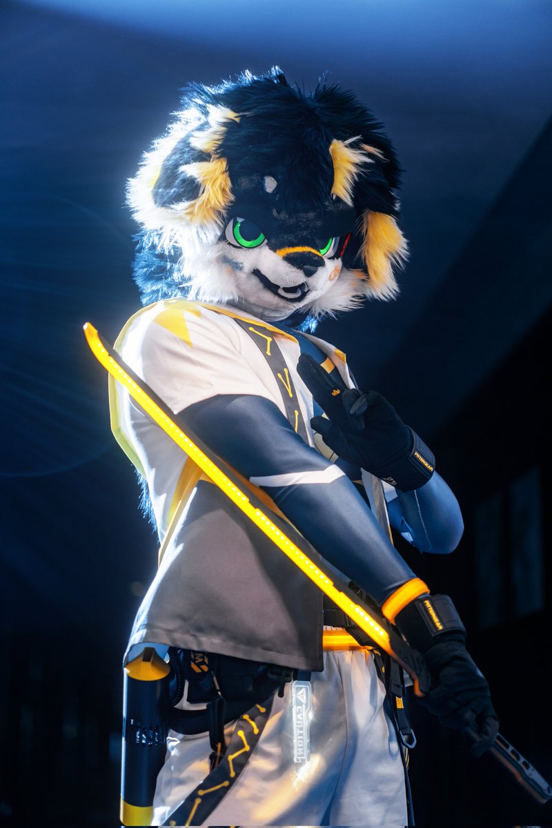 若黑夜用不褪去，我便燃成破晓！

📷：<a href="/aaaapoor3/">阿穷摄摄版</a>
#FursuitFriday