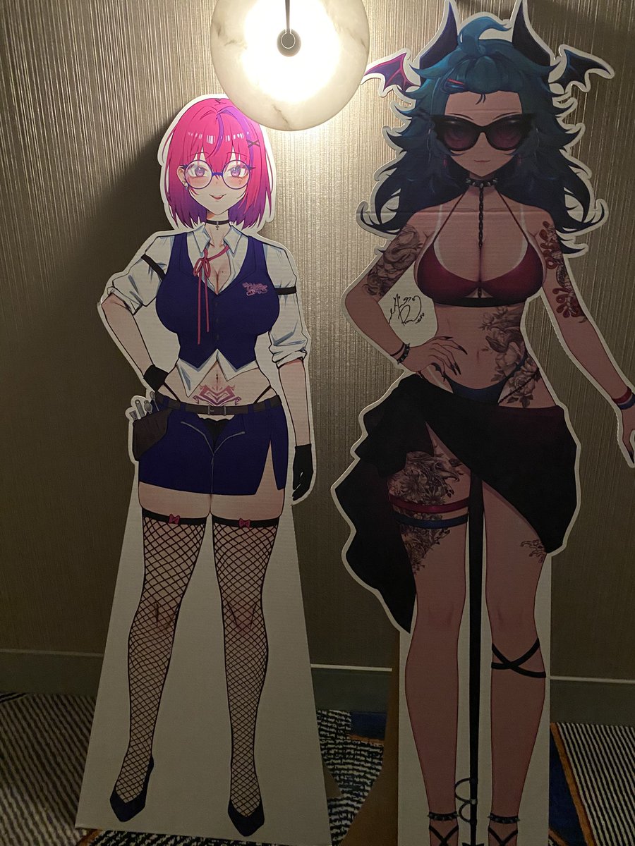 Late night OffKai shenanigans 

Gonna start posting some pics from Offkai!