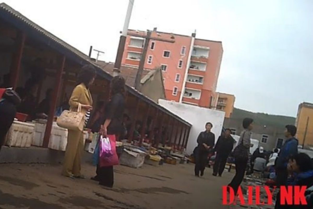North Korean authorities have drastically hiked market taxes in several regions, driving merchants away from official markets and toward underground commerce. #northkorea #dprk buff.ly/3kGsvOe