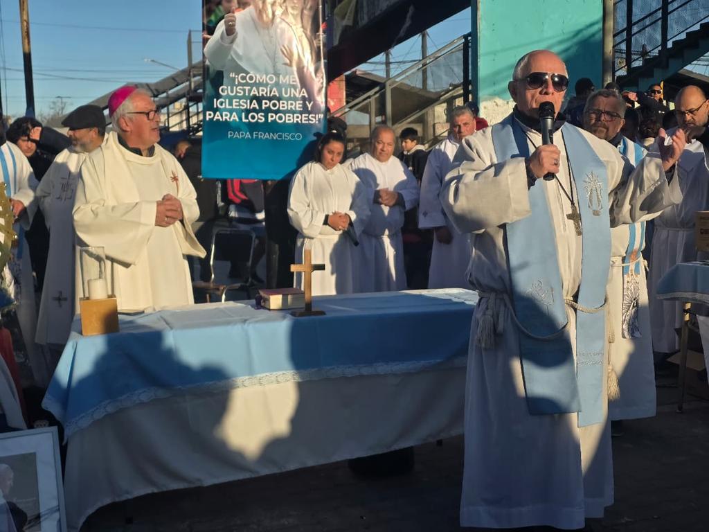 patriciacubria's tweet photo. En el Día Internacional contra el uso indebido de drogas acompañamos la misa en Laferrere con el Obispo García y Monseñor Carbonell. https://t.co/8ndvPAvEic