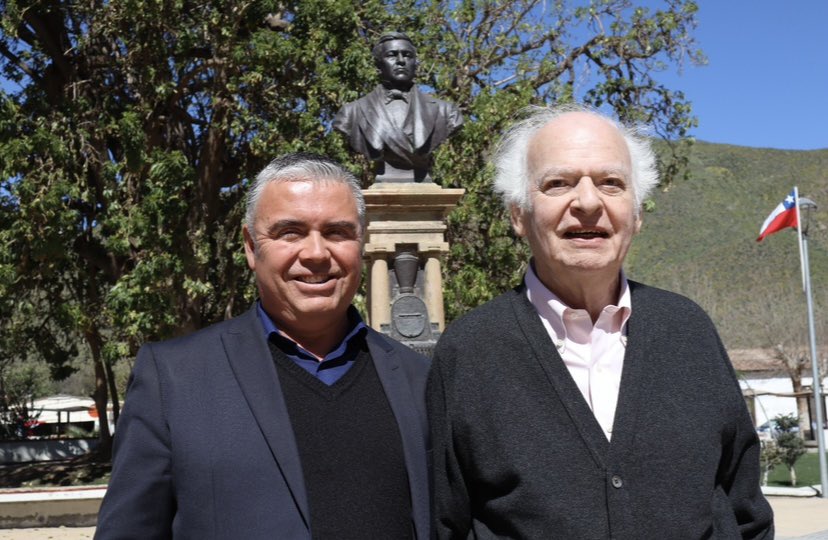 Recordando el natalicio del
Presidente Manuel Montt Torres , junto a su bisnieto Manuel Montt Dubournais.
En plaza de armas de Petorca .