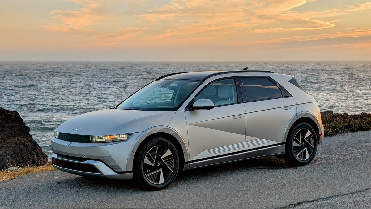 tnkgrl's tweet image. 1/2 The @Hyundai #Ioniq5 has always been a great EV, but for 2025, it's even better... It delivers small but meaningful hardware and software tweaks (like a #NACS charging port, better climate controls, a 3-spoke steering wheel) plus better range and efficiency.