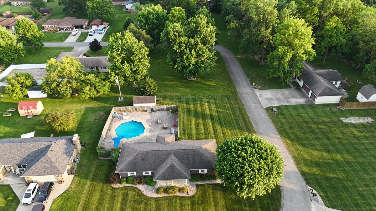 brad_douglas's tweet photo. Coming off of the @OutKickTNML All-Star Break we are excited to report that we dominated 2 yards tonight!!! The weather is 🥵 AF & the #Mow was 🔥 Life is Good in the 765!!! 🍻 To our sponsors @DJIGlobal #DixieChopper #TMNortons & post mow 🍺 w/ @drinkgaragebeer
🎵 by Limp BizKit 🇺🇸 ⚾️ 🍻