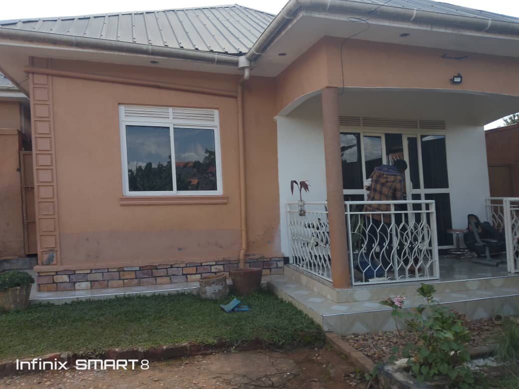 shukranproperty's tweet photo. HOUSE FOR SALE
Located in Kampala, Mpererwe, Kizingiza
#4bedrooms #4bathrooms sitting dining rooms kitchen and boy's quarters
Banana plantation and big garden
Seated on 1 Acre (#100Decimals)
Selling Price #420m Ugx slightly negotiable
0706 592 177 https://t.co/k81CrZ9hv9