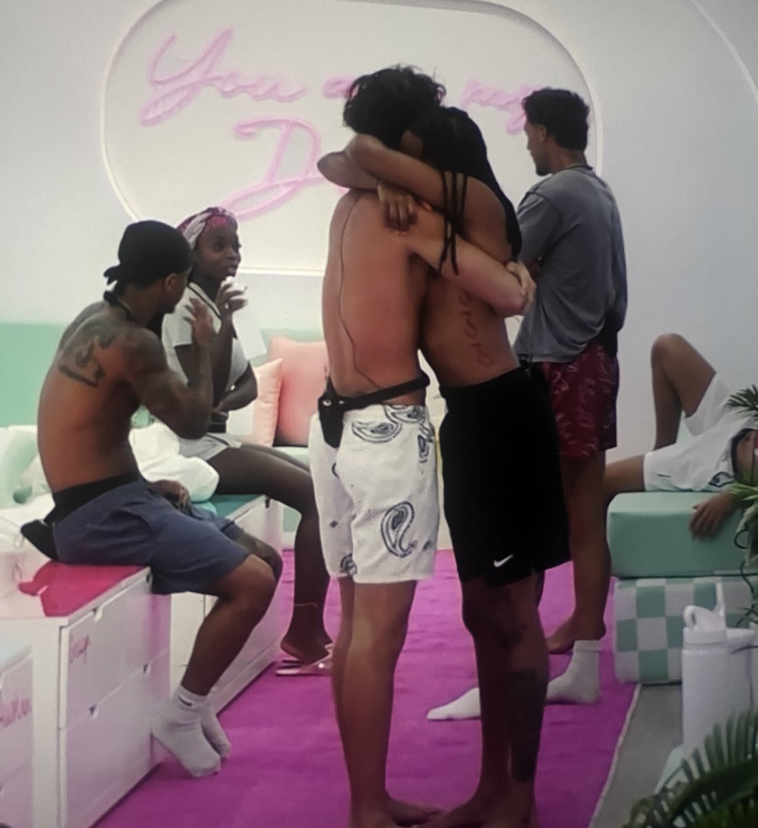 pexchymia's tweet photo. this is killing me, i'm sorry. taylor arching his back and everything while hugging nic and olandria just sitting by and watching 😭 #LoveIslandUSA https://t.co/T4X4eEpuwb