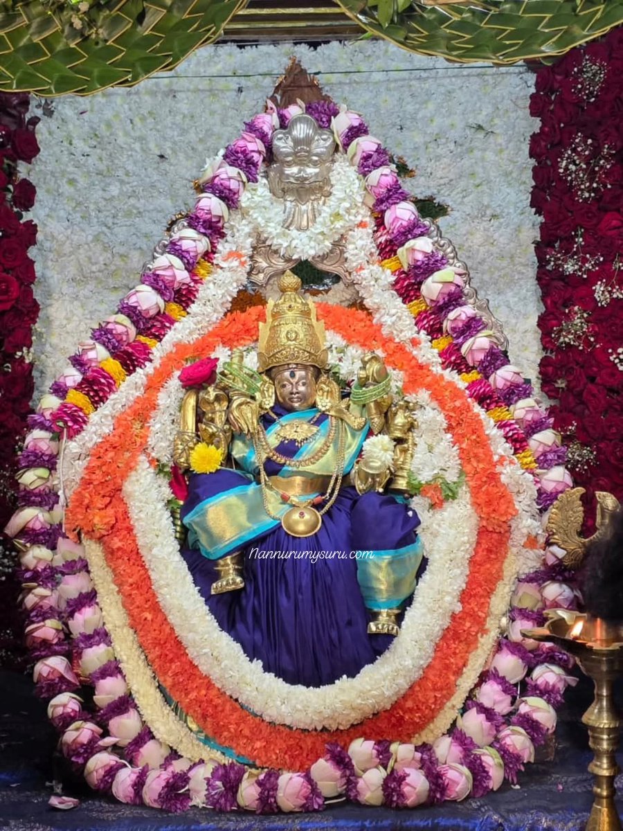 MysuruNannuru's tweet image. ಚಾಮುಂಡೇಶ್ವರಿ ಅಮ್ಮನ ಇಂದಿನ ಮೊದಲ ಆಷಾಢ ಶುಕ್ರವಾರದ ಅಲಂಕಾರ ಕಣ್ತುಂಬಿಕೊಳ್ಳಿ.!