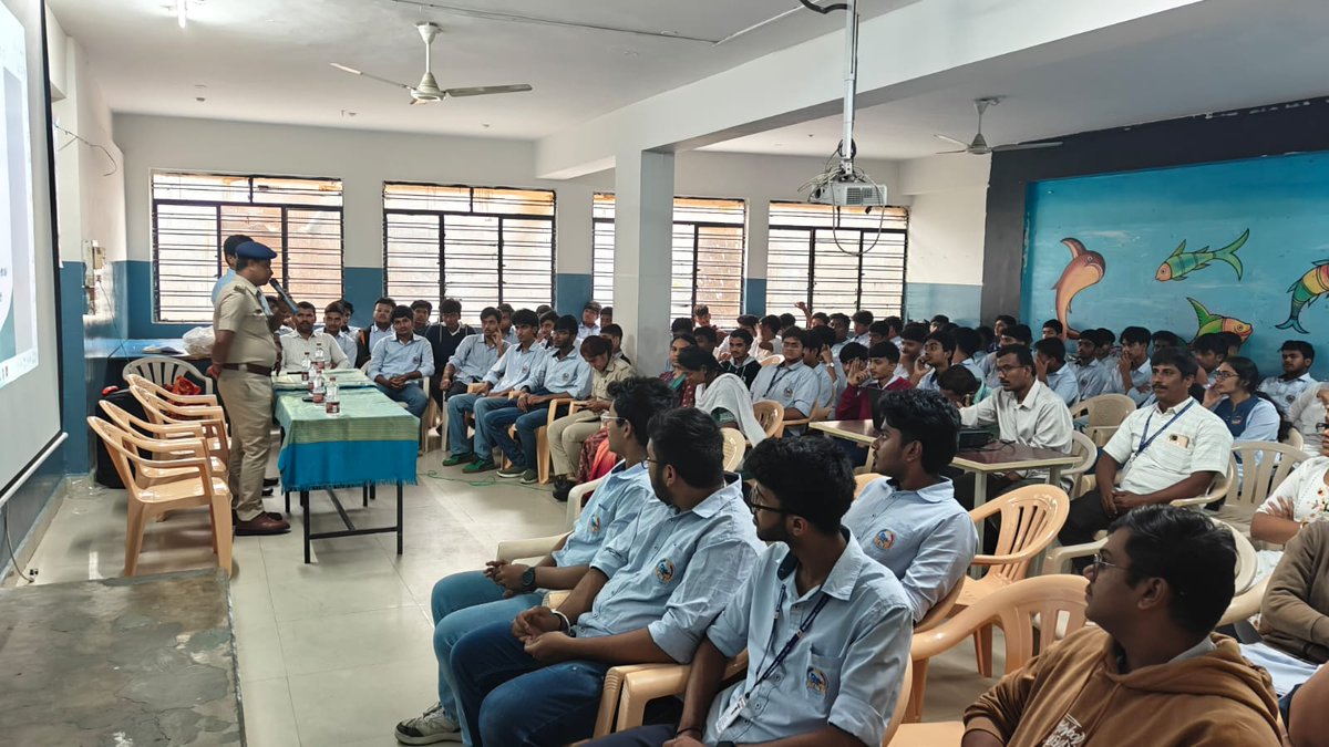 cenpscentral's tweet photo. On the occasion of International Day Against Drug Abuse and Illicit Trafficking, an awareness program was conducted by the CEN Police Station in various schools and colleges #InternationalDayAgainstDrugAbuse https://t.co/ilcbGFNWrq