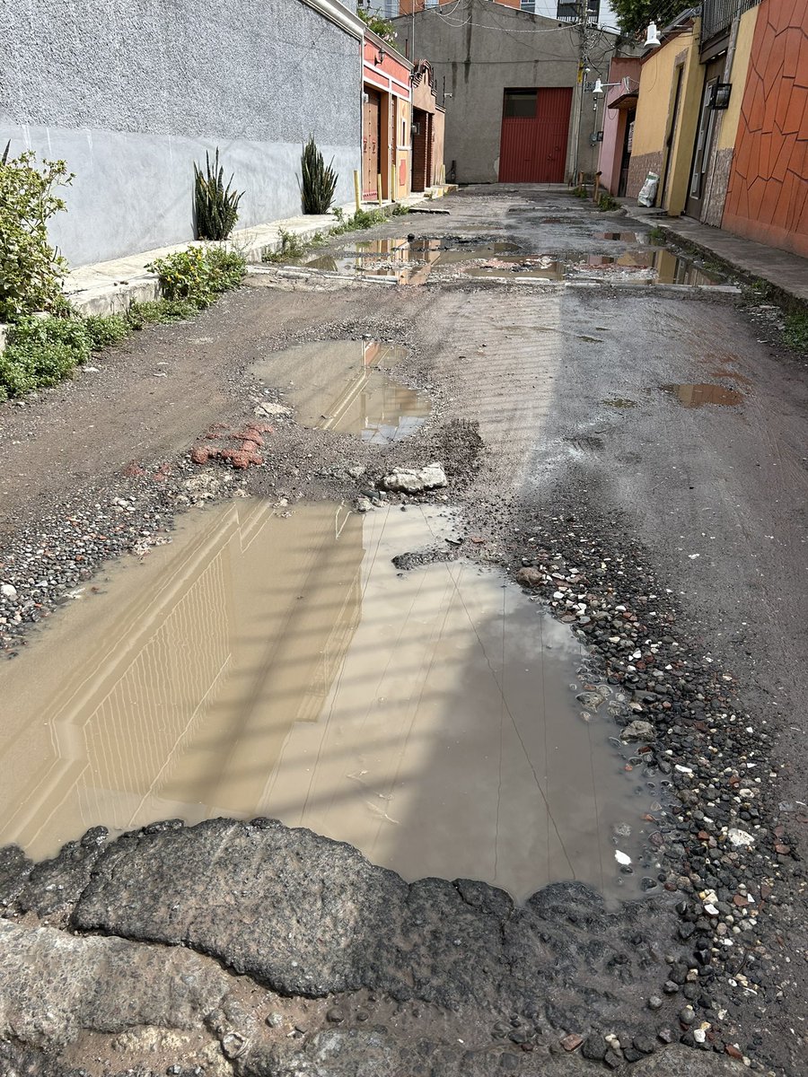 me87949910's tweet image. @AzcapotzalcoMx @NancyNunezmx no obtuvimos este apoyo ya que no dejaron realizar arreglos de los baches en #Pateros las personas que vienen en la entrada de la cerrada, esto se ha vuelto muy peligroso y no se ven los #resultados de la Jornada de #BienestarEnTucomunidad