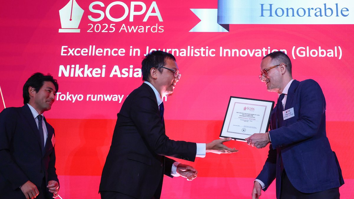 Nikkei Asia Editor-in-Chief Akito Tanaka, far left, and senior newsroom designer Hiroshi Kuno, center, receive the 2025 global SOPA prize for excellence in journalistic innovation in Hong Kong on June 26. (Photo by Yuki Kohara)
asia.nikkei.com/Announcements/… <a href="/NikkeiAsia/">Nikkei Asia</a>