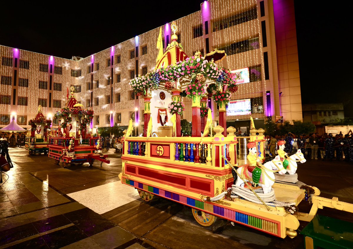 રથયાત્રાના પાવન પ્રસંગે અમદાવાદ સ્થિત શ્રી જગન્નાથ મંદિરની મંગળા આરતીમાં સહભાગી થવાનો અવસર એક દિવ્ય અને અલૌકિક અનુભવ હોય છે. આજે મહાપ્રભુની મંગળા આરતીમાં સહભાગી થઈને દર્શન અને પૂજા અર્ચના કર્યા.  ભગવાન જગન્નાથજી સૌના પર આશીર્વાદ વરસાવતા રહે.