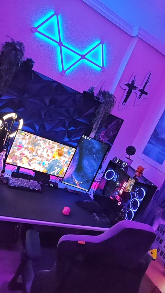 SouldBlack's tweet photo. A ver si podeis ayudarme a que mi setup quede un poco mejor con algo de vuestra parte, de momento tengo que conformarme con hacer manualidades en carton... @HuntShowdown https://t.co/nQPQsJVFdl