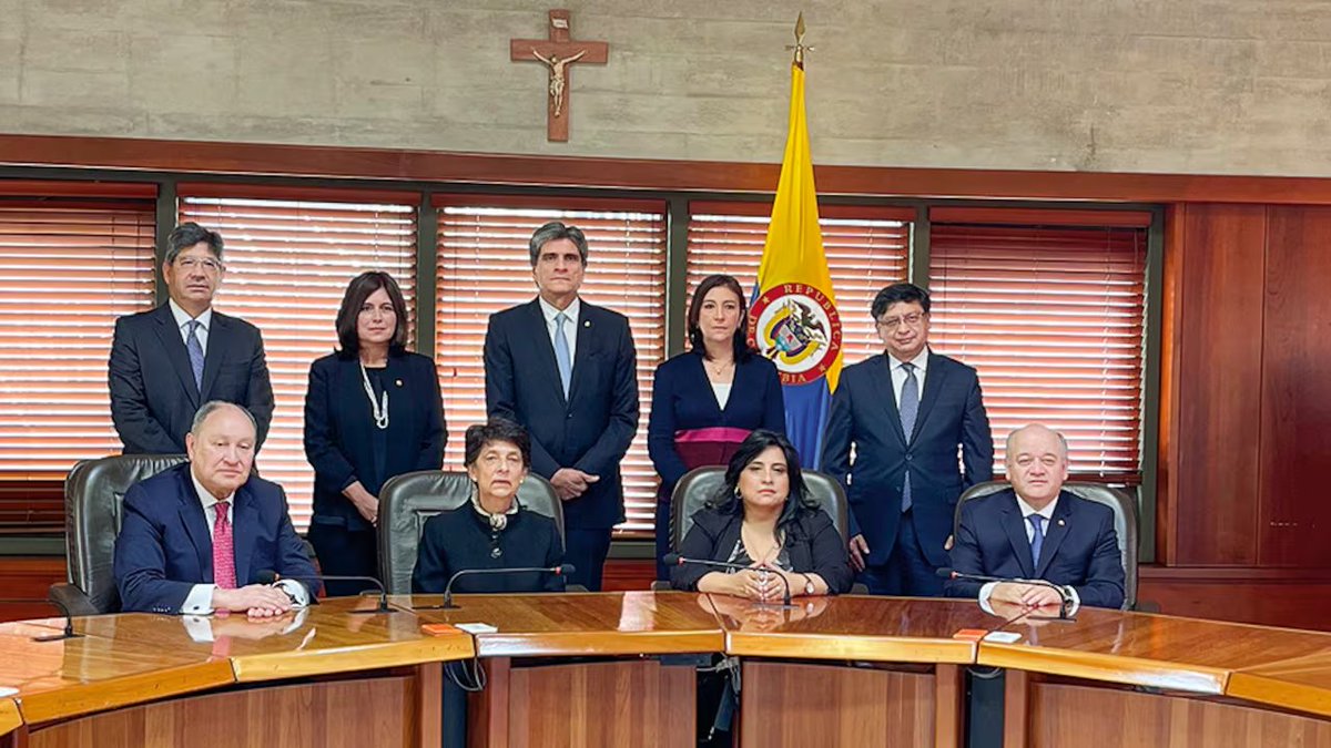 URGENTE - La Corte Constitucional amparó el derecho al debido proceso y tumbó la intervención por parte del Gobierno Nacional de EPS Sanitas, y levantó la resolución que ordenó la toma forzosa de los recursos del grupo empresarial

Opiniones? 🐺