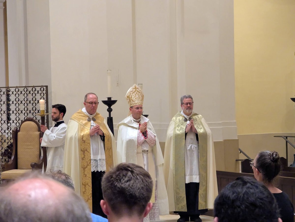WalkingHymnal's tweet photo. This evening, Bishop Andrew Cozzens of the Diocese of Crookston celebrated First Vespers of the Most Sacred Heart of Jesus according to the Usus Antiquior for the Church Music Association of America Sacred Music Colloquium XXXV.

[📸: Steven Rabanal] https://t.co/OUIpv0eJt1