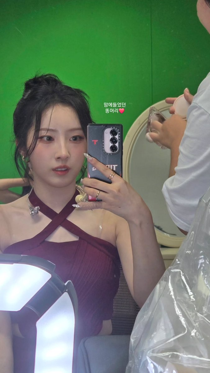 π Orrery (@orrery_nim) on Twitter photo Haseul Instagram Story
I liked this hairstyle with a bun β€οΈ Haseul Instagram Story
I liked this hairstyle with a bun β€οΈ