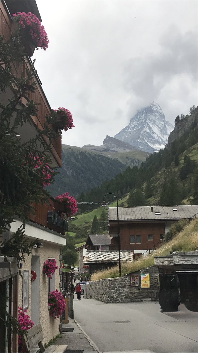 زيرمات قرية سياحية صغيرة في جنوب سويسرا من أجمل القرى السويسرية التي تستحق الزيارة وزيرمات لا تسمح بدخول السيارات لها
وكيفية الوصول لزيرمات بالسيارة
التوجه الى محطة تاش ( Täsch)
وهي آخر مايمكن الوصول له بالسيارة قبل صعود القطار
الإحداثية مرفقة مع الصور
الصور في 24 / 8 / 2017