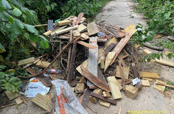 EastleighBC's tweet photo. Appeal for information about fly tipping in Eastleigh. It causes damages to the environment and risks public health https://t.co/n4IOVDDDSd https://t.co/iVg2eegAV6
