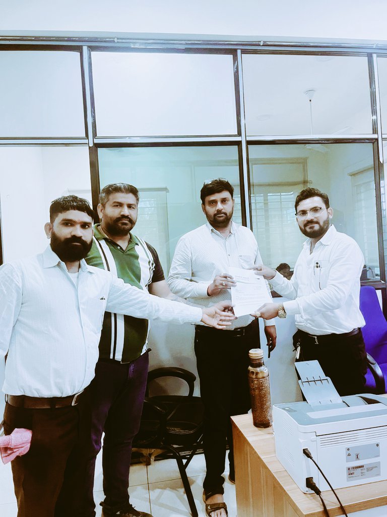 AdvocateHardip's tweet photo. ચાંદખેડા ��ાં આવેલ 102 મકાન વાળી ગ્રીન પાર્ક સોસાયટી માં 500 થી વધારે સ્થાનિકો ને પીવાના પાણી જેવી પ્રાથમિક જરૂરીયાત બાબતે 6 મહિનાથી હેરાન પરેશાન થઈ રહ્યા હતા તેથી 24 કલાક ની અંદર સમસ્યા નું નિવારણ લાવવા AMC માં ફરિયાદ કરવામાં આવી.
એડવોકેટ હાર્દિપ ભાઈ
પ્રમુખ-ચાંદખેડા વોર્ડ
AAP https://t.co/qn0lodHEmI