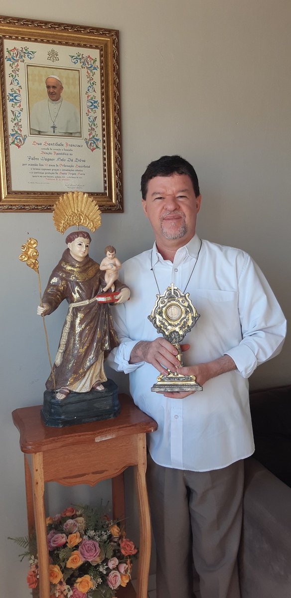 freijunior's tweet photo. Com a relíquia de Santo Antônio em minhas mãos e, ao meu lado, uma linda imagem do referido santo com o menino Jesus em seus braços. 

Jandaíra-RN, 08/06/2025. https://t.co/7DzhWbucW6