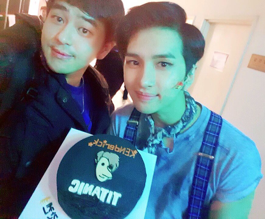 chacha__at's tweet photo. [빅스붐이 와서 그냥 써보는 글]
1호기랑 연애한 지 2-3일쯤이었나?
결의에 찬 목소리로 전화하더니
"놀라지 말고 들어... 사실 내 동생 아이돌이야" 라고 하더라고요.

아래에 이어서... https://t.co/4j9zyvNVHJ