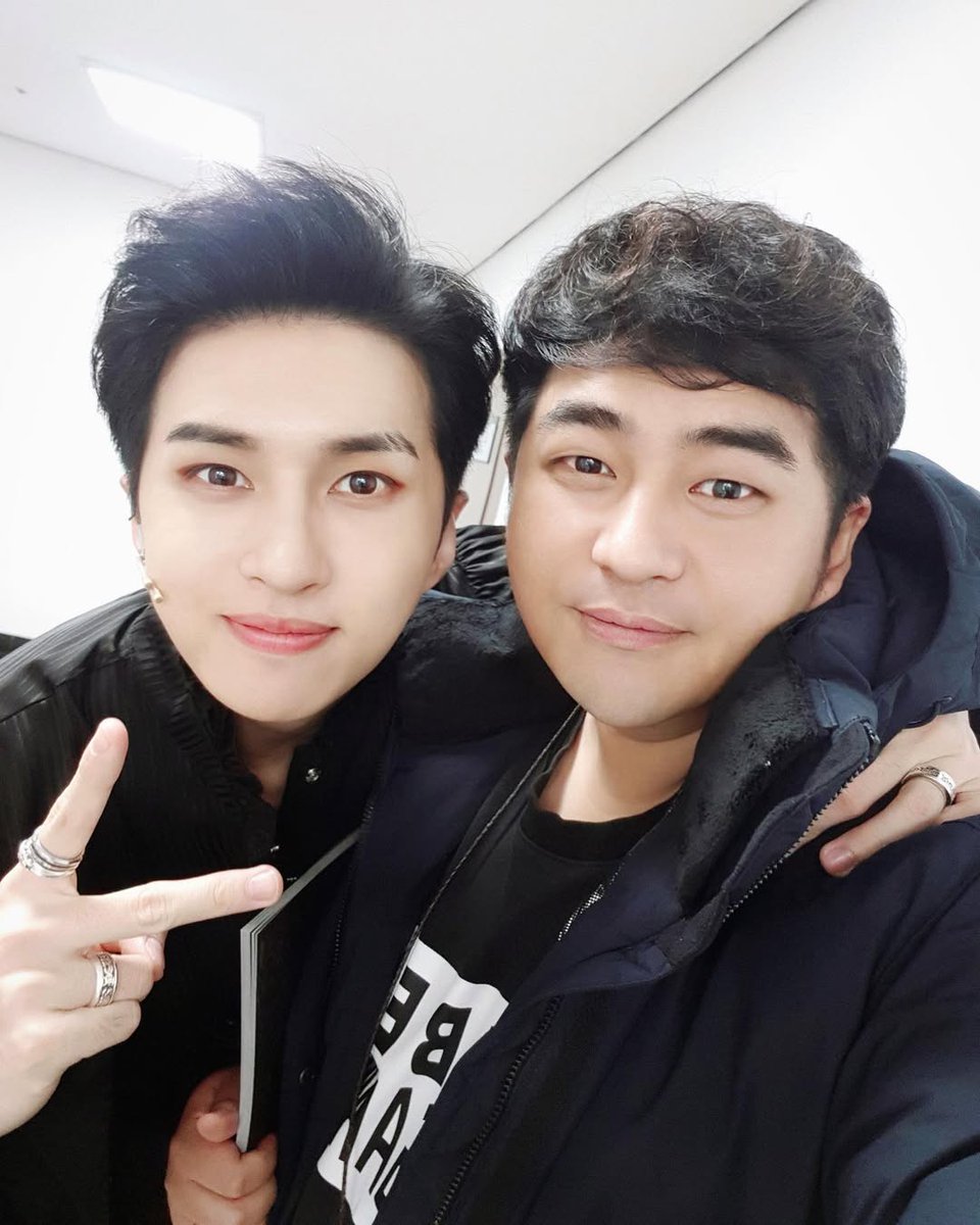 chacha__at's tweet photo. [빅스붐이 와서 그냥 써보는 글]
1호기랑 연애한 지 2-3일쯤이었나?
결의에 찬 목소리로 전화하더니
"놀라지 말고 들어... 사실 내 동생 아이돌이야" 라고 하더라고요.

아래에 이어서... https://t.co/4j9zyvNVHJ