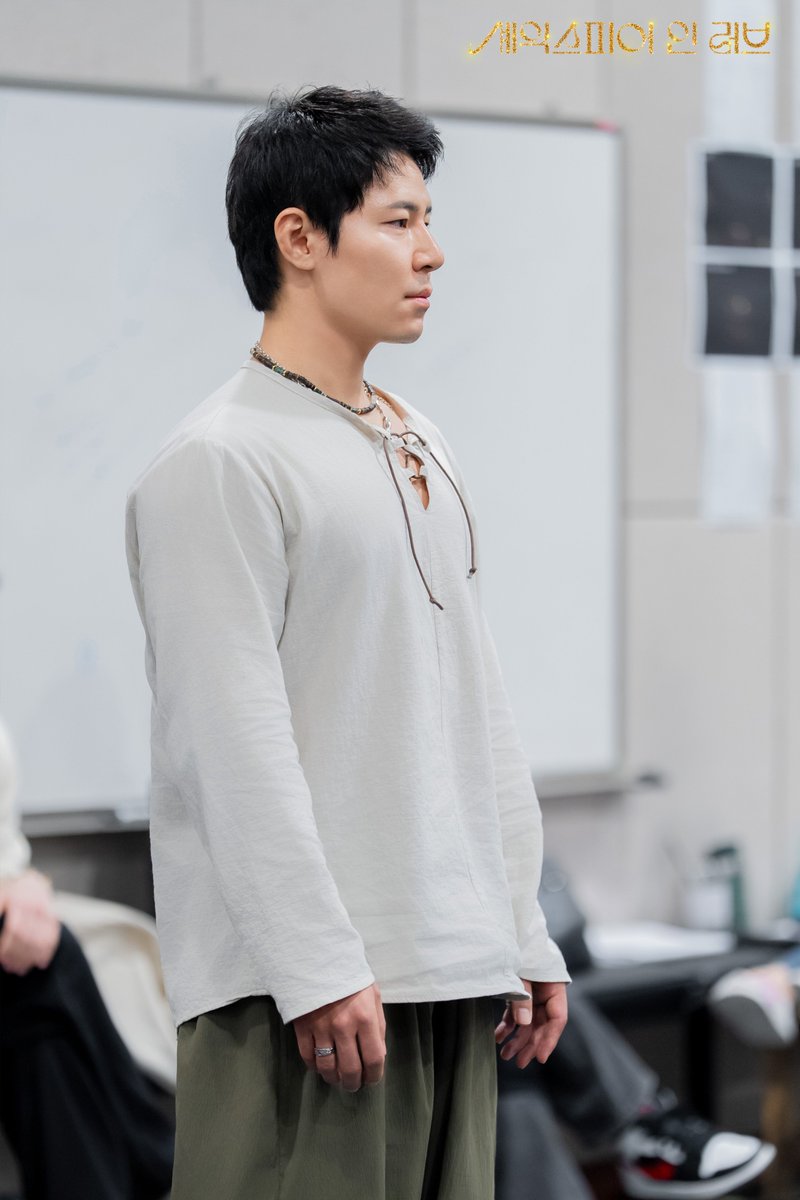 shownote's tweet photo. ｜📸｜#셰익스피어인러브

<셰익스피어 인 러브> 개막 D-5!
연습실 현장 공개🪶

윌 셰익스피어 𝕎𝕚𝕝𝕝𝕚𝕒𝕞 𝕊𝕙𝕒𝕜𝕖𝕤𝕡𝕖𝕒𝕣𝕖
#이규형 #손우현 #이상이 #옹성우

연극 <셰익스피어 인 러브>
2025.07.05-09.14
예술의전당 CJ토월극장 https://t.co/koV8M4vAa3