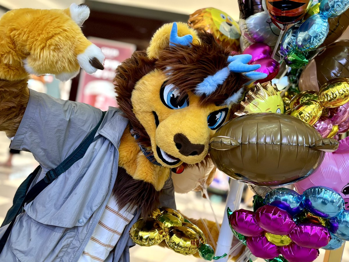 Andex_小轩 🇨🇳 (@andex_lion) on Twitter photo 哦!你过来帮我选一个气球吧😸
Oh! Come here and help me pick a balloon😉
#FursuitFriday 哦!你过来帮我选一个气球吧😸
Oh! Come here and help me pick a balloon😉
#FursuitFriday
