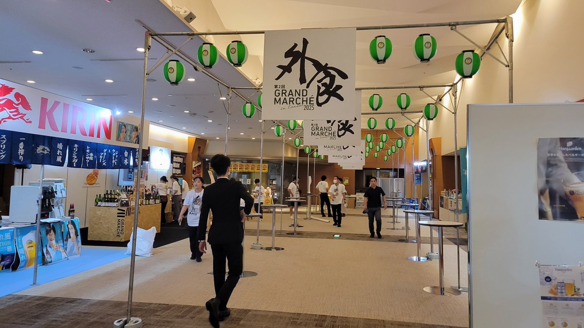 taichiro_kun01's tweet photo. 準備が大変そうだと思っていましたが、皆様手際よく準備していて感動です(^^)/
「展示会で鯛を泳がす！」と言ってもりあげてくれたグランマルシェ社長、様々な方法を検討して実現してくれた社員の皆様のお蔭でかなりのインパクトでした☺️

#鯛一郎クン
#株式会社タイチ
#今日の知っておき鯛 https://t.co/AI4iUrizy3