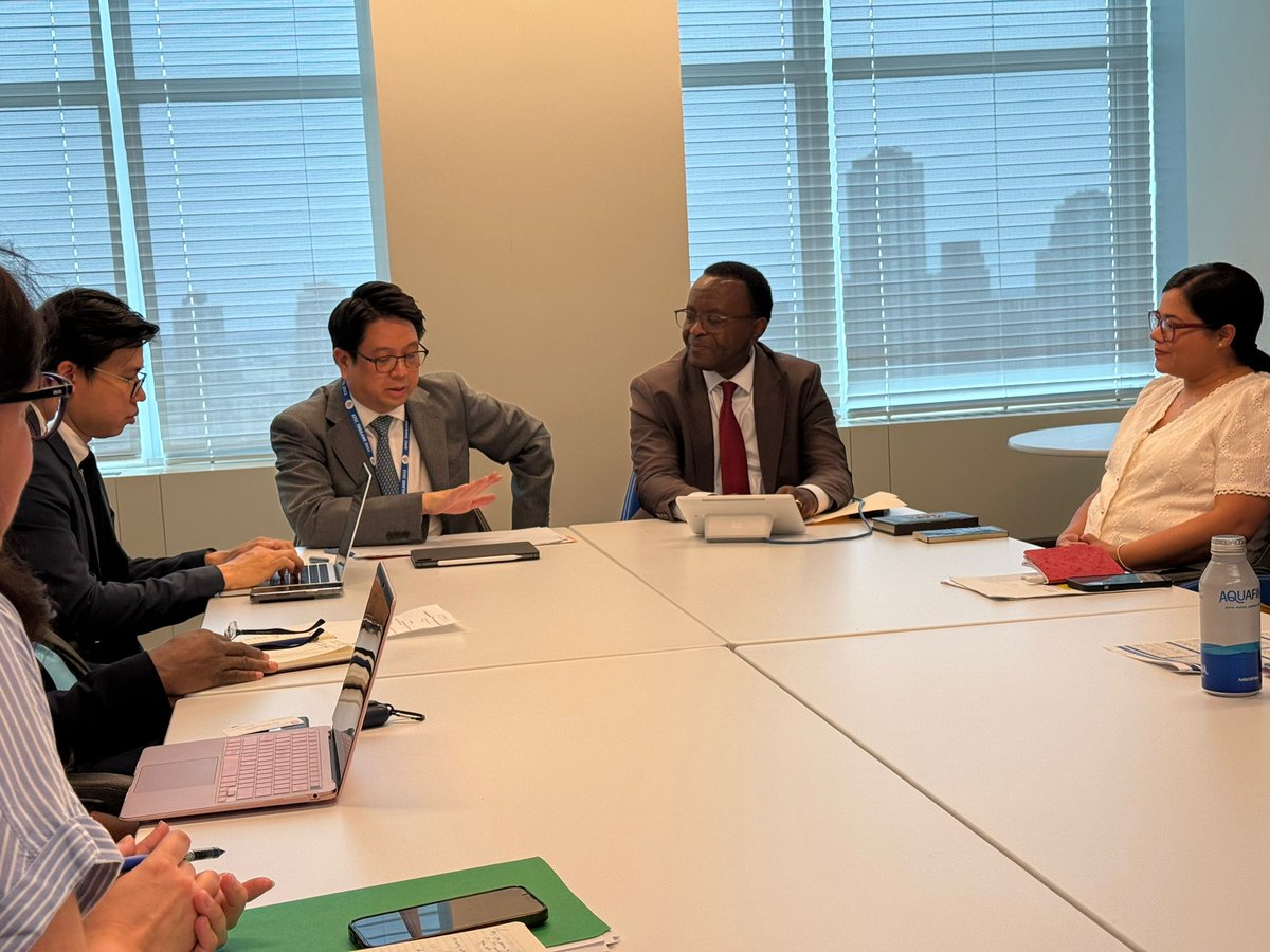 BurundiOnu's tweet image. Lors de la passation de relais au Bureau de la 3e Commission @UN, S.E. @ManiratangaZph1 a félicité les membres élus du nouveau Bureau et partagé les leçons tirées de la 79e session. Hommage à l’esprit d’équipe avec 🇲🇾🇬🇪🇸🇻🇳🇱 pour le succès des travaux de la Commission sociale,…