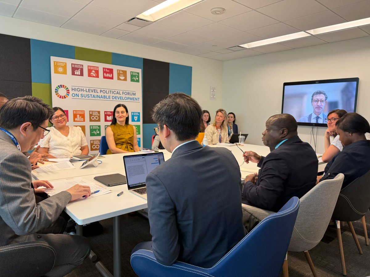 BurundiOnu's tweet image. Lors de la passation de relais au Bureau de la 3e Commission @UN, S.E. @ManiratangaZph1 a félicité les membres élus du nouveau Bureau et partagé les leçons tirées de la 79e session. Hommage à l’esprit d’équipe avec 🇲🇾🇬🇪🇸🇻🇳🇱 pour le succès des travaux de la Commission sociale,…