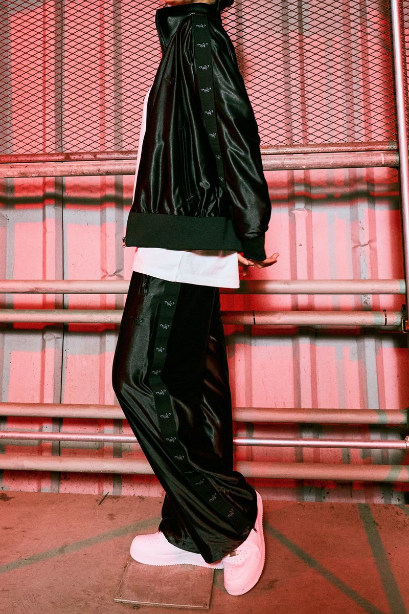 HOSHI X WOOZI FAN CONCERT [WARNING] Merch.
📸 CONCEPT PHOTO (2/4)

🚨 상품 공개: 2025. 6. 30. 11AM(KST)
📅 판매 오픈: 2025. 7. 1. 11AM(KST)
📍 <a href="/weverseshop/">Weverse Shop</a>

#HxW #호시X우지
#WARNING