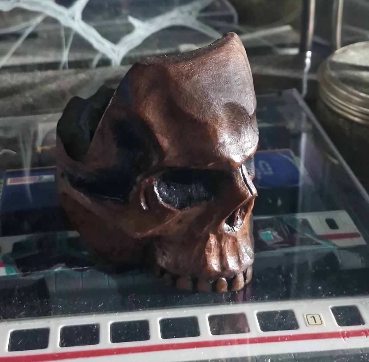 004gothgirls's tweet image. Este es mi top de ceniceros:
Lo compre en una feria
Es el q mas uso pq si se cae no se rompe
Me gusta como se ve la madera y las calaveras tambn,es de mis objetos favoritos