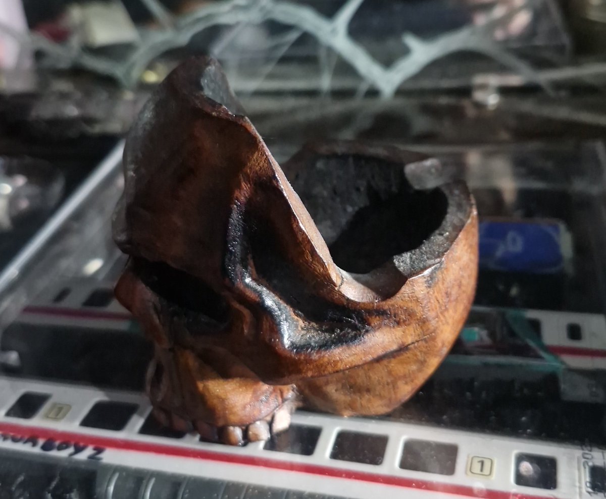 004gothgirls's tweet image. Este es mi top de ceniceros:
Lo compre en una feria
Es el q mas uso pq si se cae no se rompe
Me gusta como se ve la madera y las calaveras tambn,es de mis objetos favoritos