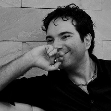 All'interno di un teatro, realtà e finzione sono destinate a intrecciarsi in un gioco di specchi, dando all'acuto Federici l'impressione di essere entrato lui stesso a far parte di un'enigmatica messa in scena.
 
#Auguri a <a href="/MarcelloSimoni/">Marcello Simoni</a>, nato nel 1975

@newtoncompton

#27giugno