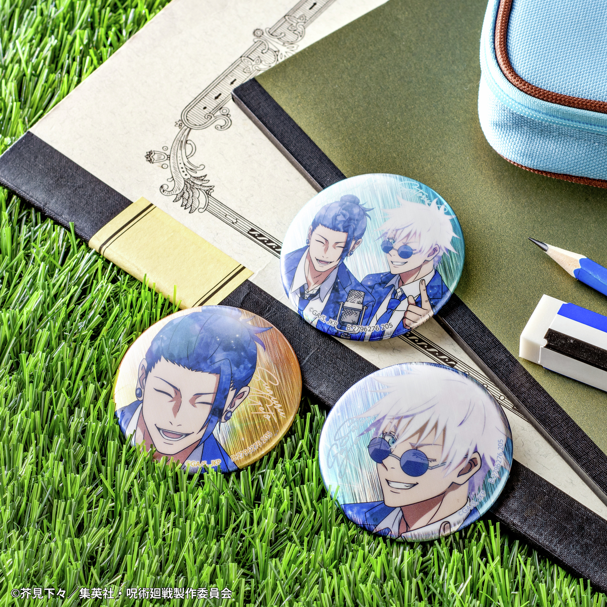 全国のキャラクターショップで大好評発売中✨ 彩光キラキラカンバッジ