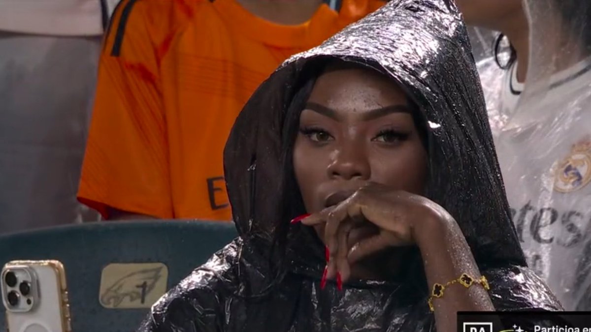 📸 - A Real Madrid fan during half-time.