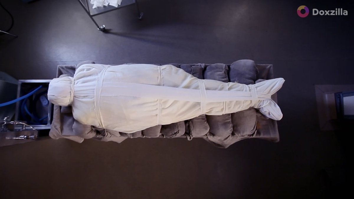 จะเป็นไปได้ยังไง? เมื่อศพเน่าเปื่อยในเวลาไม่กี่นาที แต่ชาวอียิปต์โบราณกลับรักษามัมมี่ได้นานนับพันปี! ชายผู้กล้าหาญยอมบริจาคร่างกายเพื่อพิสูจน์ความจริง และเปิดเผยเคล็ดลับโบราณนี้
สารคดีเรื่องเต็ม  doxzilla.page.link/MQzH