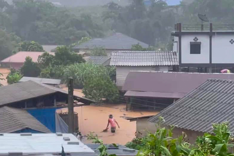 chiangmainews's tweet photo. ด่วน ‼️ เชียงรายฝนถล่มหนัก เมื่อช่วงกลางดึกที่ผ่านมาจนถึงเช้าวันนี้ (27 มิ.ย. 68) น้ำป่าไหลหลากเข้าท่วมพื้นที่ อ.พญาเม็งราย-เวียงชัย จนท.เร่งติดตาม เข้าให้การช่วยเหลืออย่างเร่งด่วน
.
ภาพ : สวท.เชียงราย กรมประชาสัมพันธ์

#เชียงใหม่นิวส์ #chiangmainews https://t.co/d0IKSTcuNh